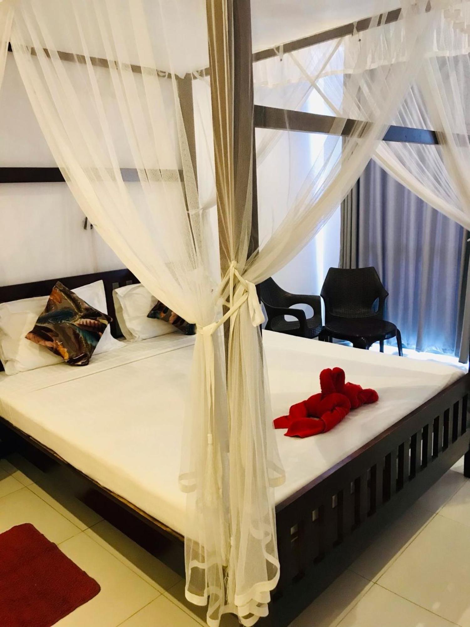 Hotel Marine At Negombo Beach เนกอมโบ ภายนอก รูปภาพ