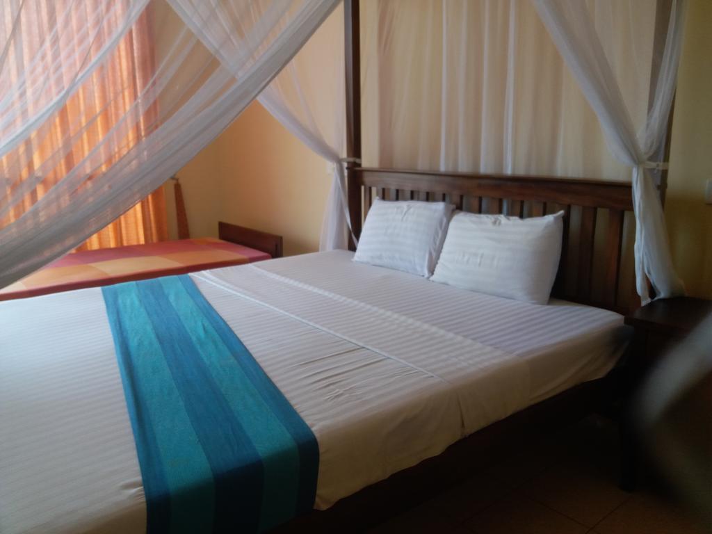 Hotel Marine At Negombo Beach เนกอมโบ ภายนอก รูปภาพ