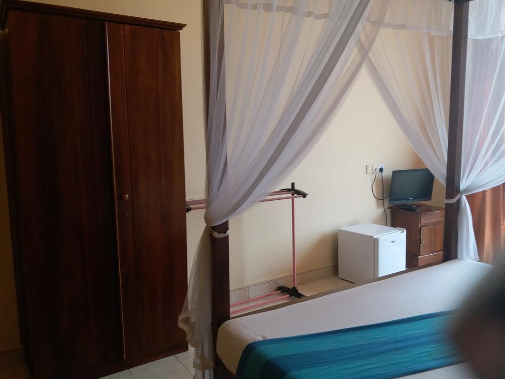 Hotel Marine At Negombo Beach เนกอมโบ ภายนอก รูปภาพ